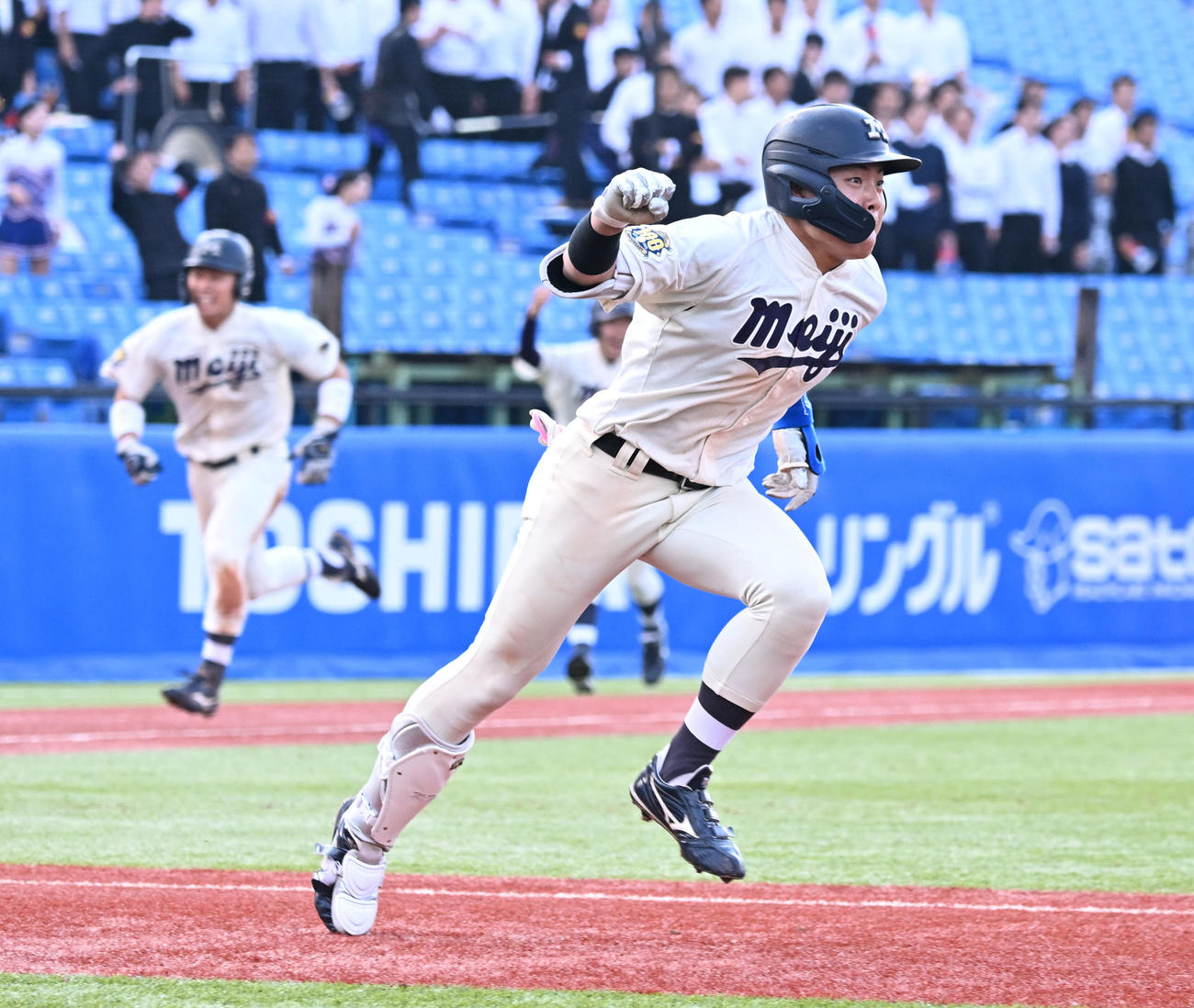 東京六大学野球　慶大対明大　9回裏明大2死三塁、田上が右前にサヨナラ適時打を放つ（撮影・千葉一成）