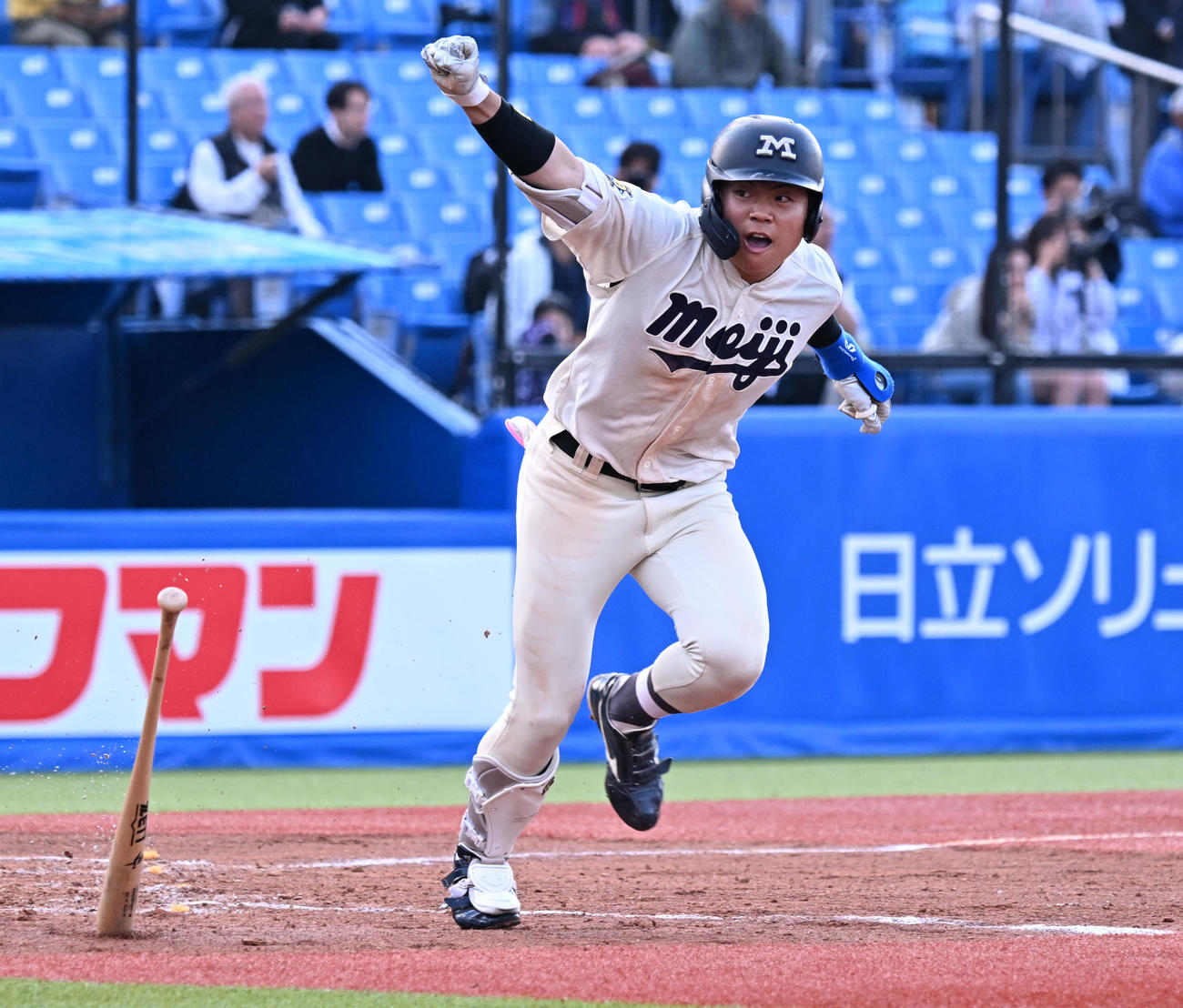 東京六大学野球　慶大対明大　9回裏明大2死三塁、田上が右前にサヨナラ適時打を放つ（撮影・千葉一成）