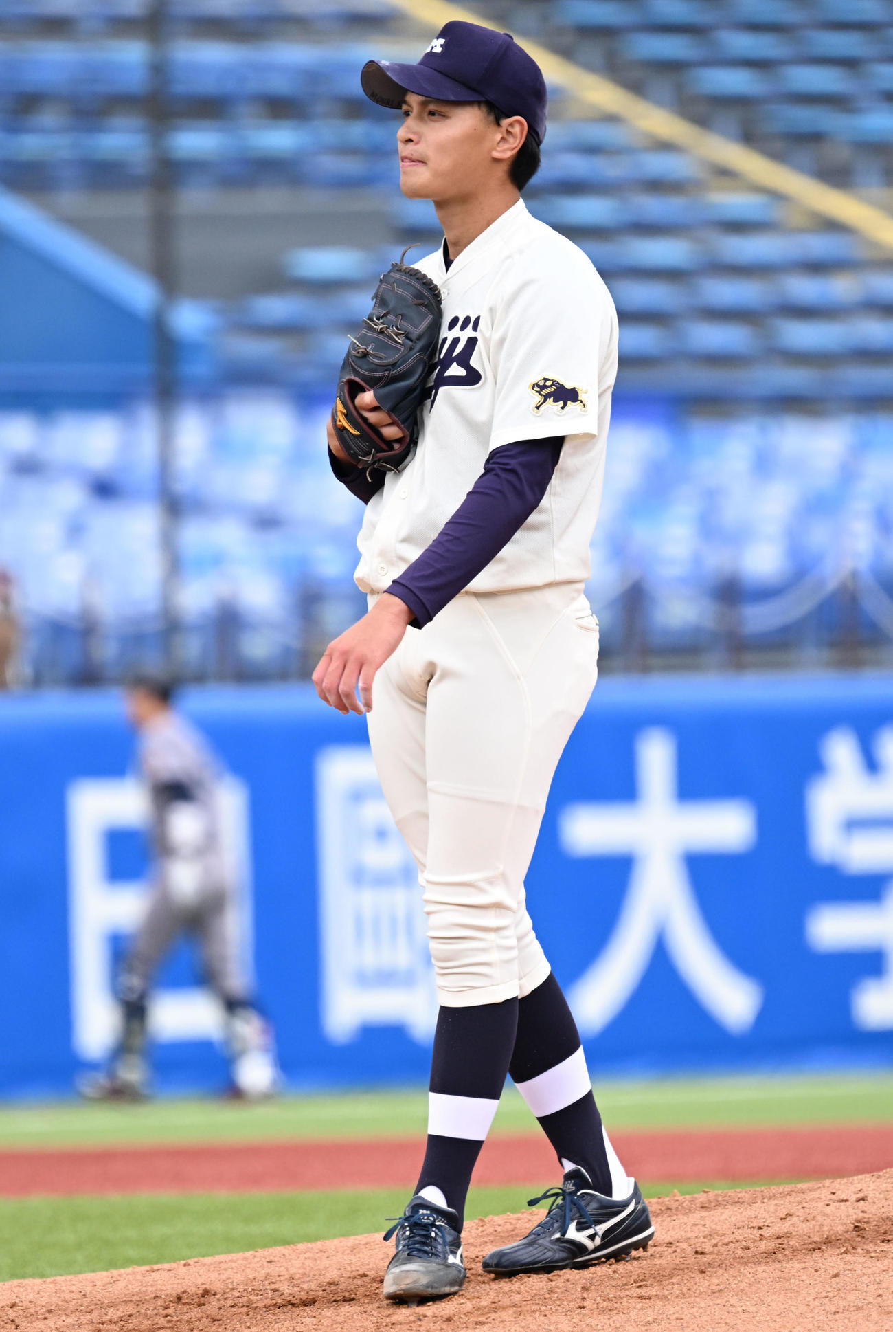 東京六大学野球　慶大対明大　1回表慶大1死一塁、慶大・常松から先制2点本塁打を浴びた明大・先発毛利（撮影・千葉一成）