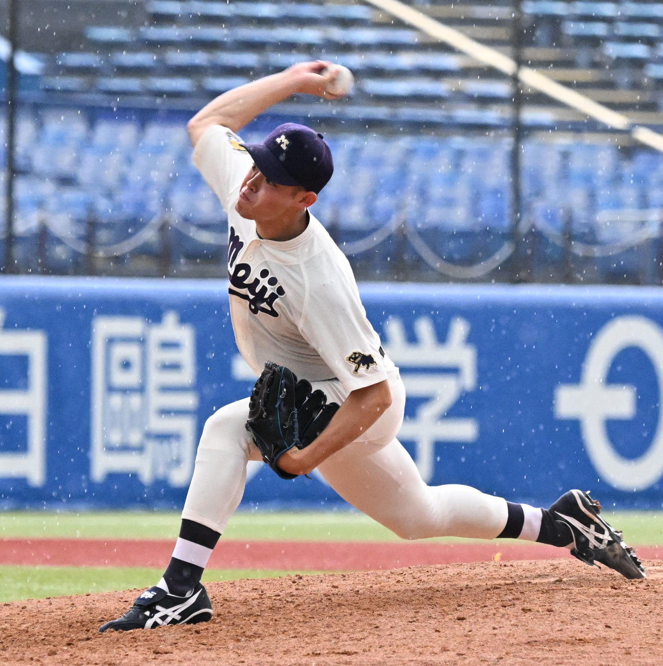 東京六大学野球　慶大対明大　7回、2番手で登板した明大・三浦（撮影・千葉一成）