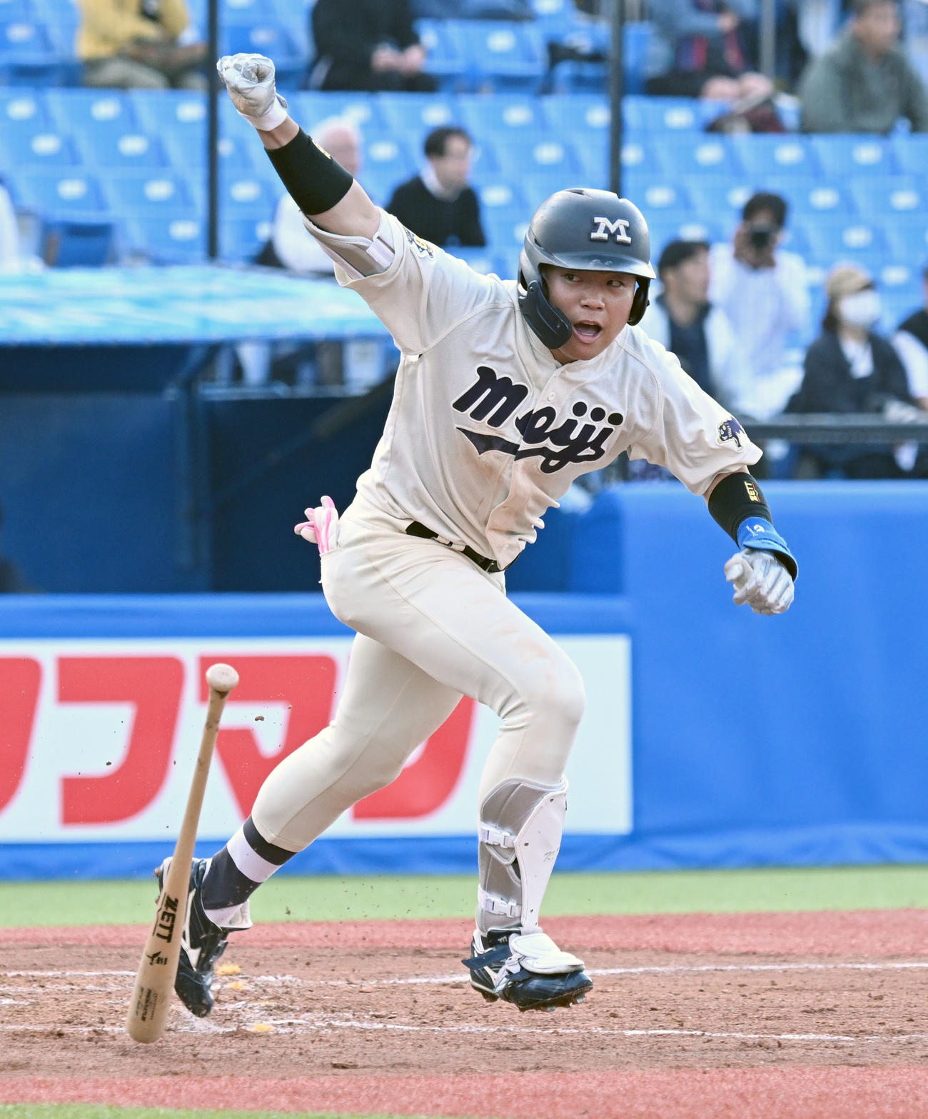 東京六大学野球　慶大対明大　9回裏明大2死三塁、田上が右前にサヨナラ適時打を放つ（撮影・千葉一成）