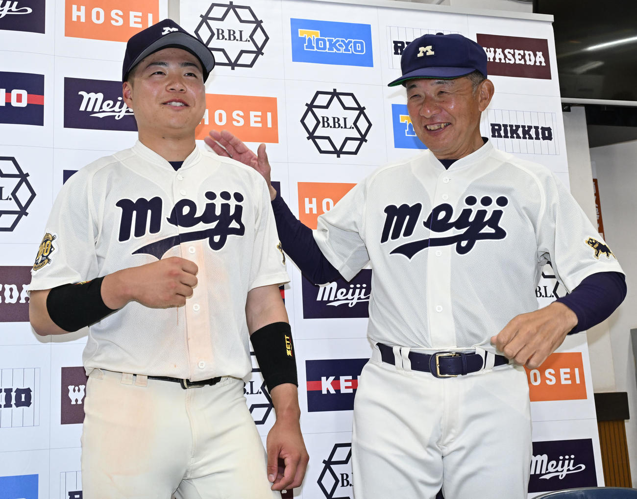 東京六大学野球　慶大対明大　9回裏明大2死三塁、サヨナラ打を放った田上（左）をねぎらう明大の戸塚監督（撮影・千葉一成）