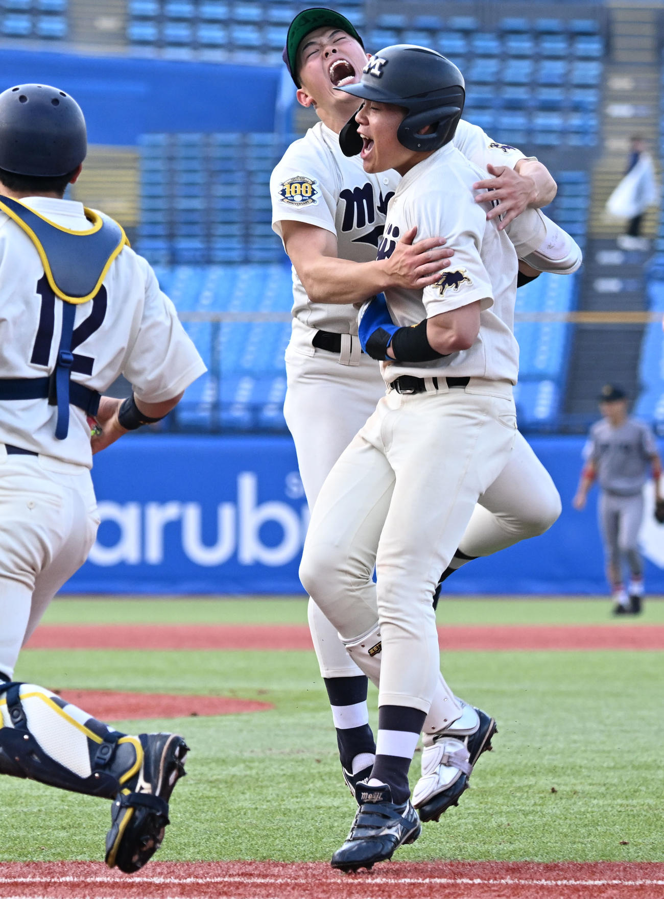 東京六大学野球　慶大対明大　9回裏明大2死三塁、サヨナラ適時打を放ち、ナインの祝福を受ける田上（右手前）（撮影・千葉一成）