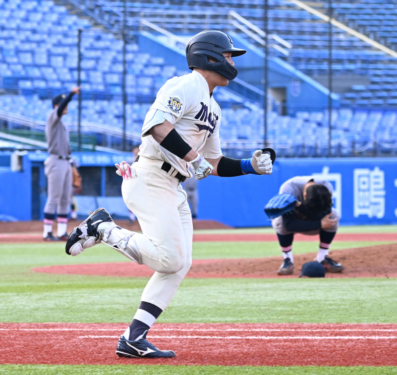 東京六大学野球　慶大対明大　9回裏明大2死三塁、田上が右前にサヨナラ適時打を放つ。右は途中登板した広池（撮影・千葉一成）