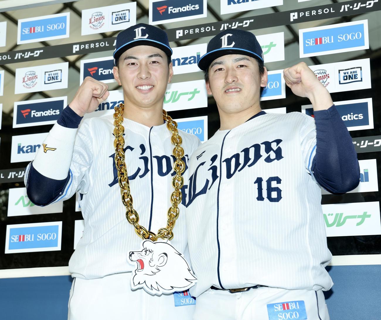 西武対オリックス　オリックスに勝利し、お立ち台で肩を組みガッツポーズで写真に納まる西武長谷川（左）と隅田（撮影・河田真司）