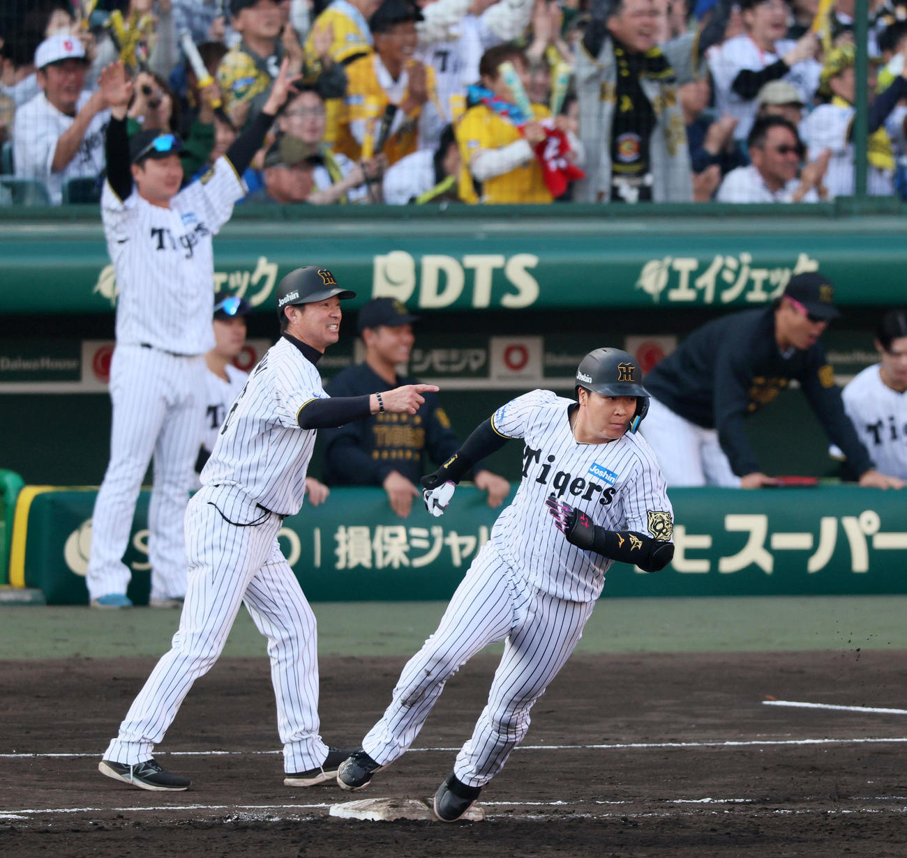 阪神対巨人　8回裏阪神1死一、二塁、大山は左越え適時二塁打を放つ（撮影・加藤哉）