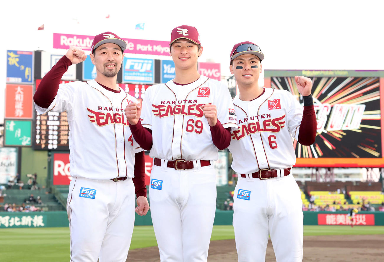 楽天対ソフトバンク　ヒーローインタビュー後、笑顔でガッツポーズする、左から楽天阿部、内、村林（撮影・浅見桂子）