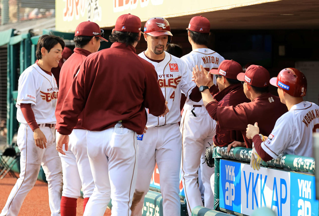 楽天対ソフトバンク　5回裏楽天2死満塁、村林の走者一掃の中越え3点適時二塁打で生還した阿部（中央）はナインとハイタッチ（左）と鈴木大（撮影・浅見桂子）