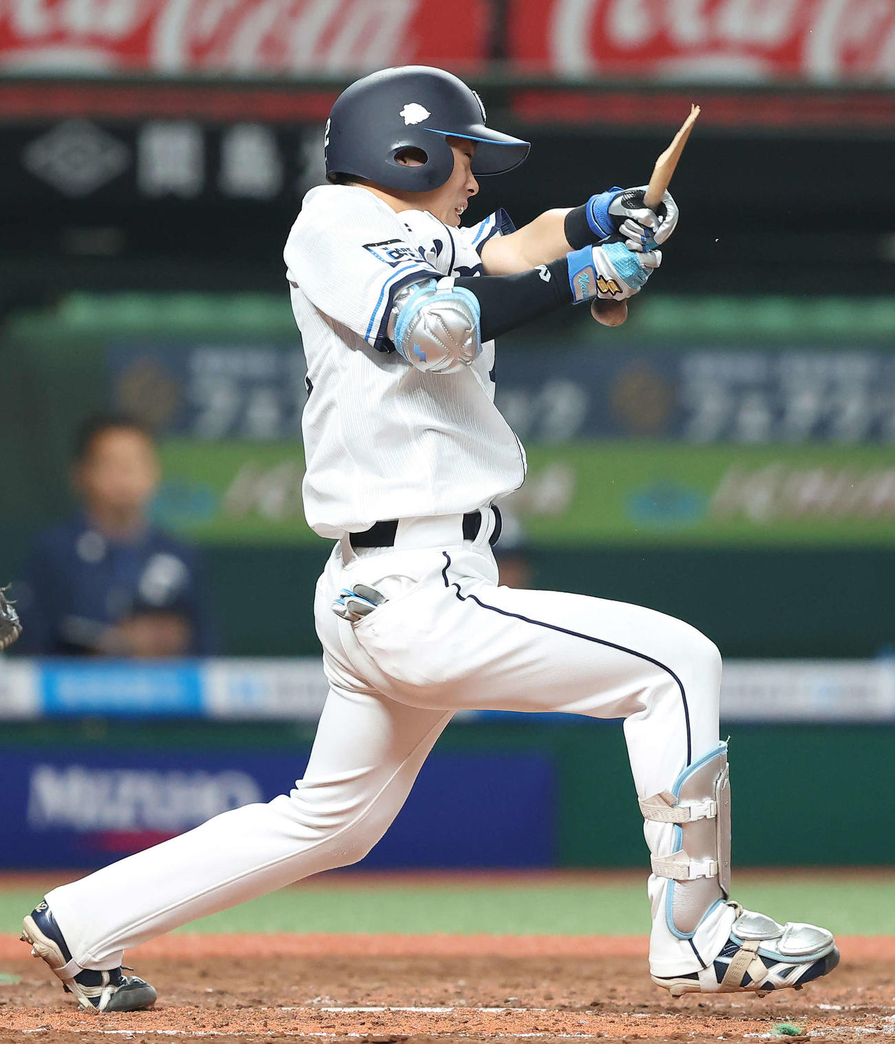 西武対オリックス　4回裏西武1死一塁、中前打を放つ滝沢（撮影・河田真司）