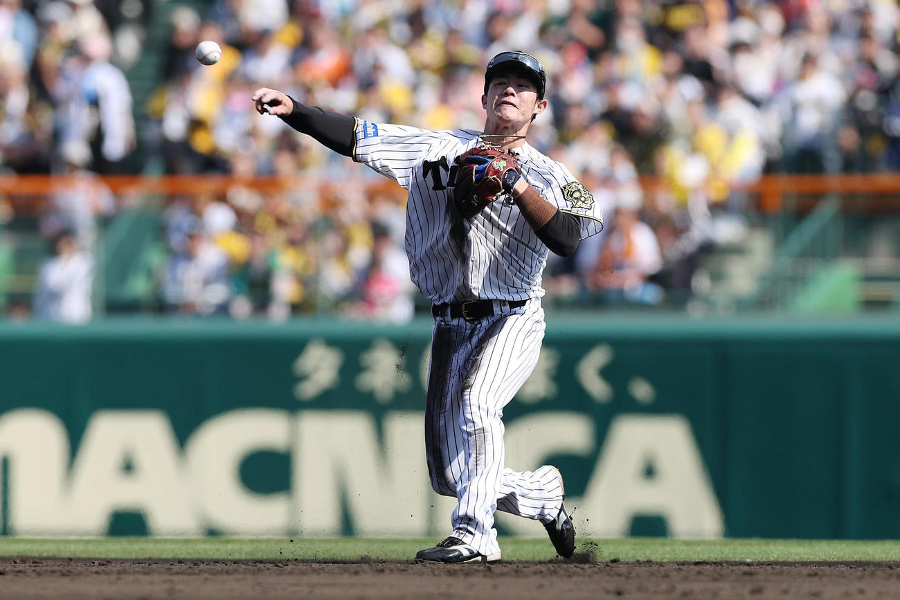 阪神対巨人　4回表巨人無死三塁、岡本の打球で好守を見せる二塁手中野（撮影・前田充）