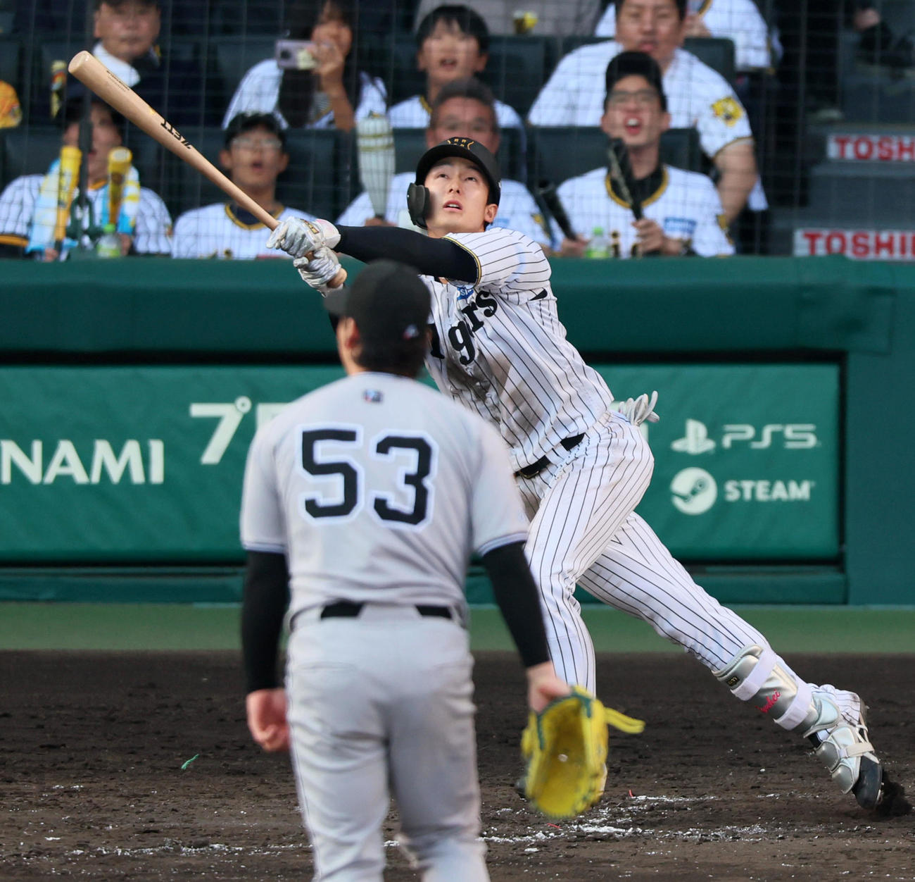 阪神対巨人　8回裏阪神1死二、三塁、小幡は中飛を打ち上げて犠飛となる。投手高梨（撮影・加藤哉）