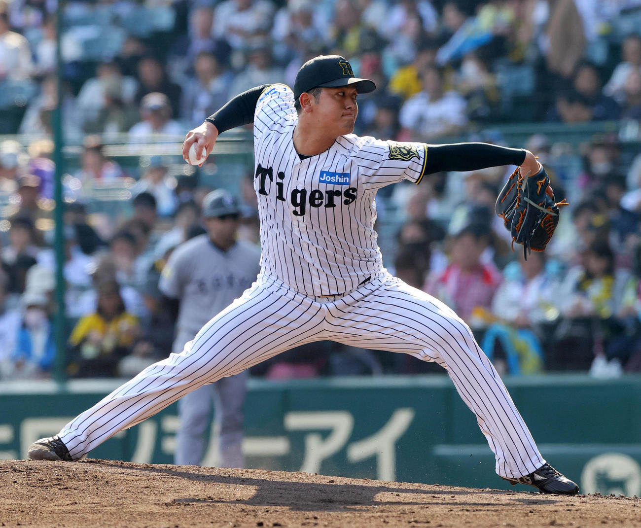 阪神対巨人　6回表、2番手で登板の岡留（撮影・上山淳一）