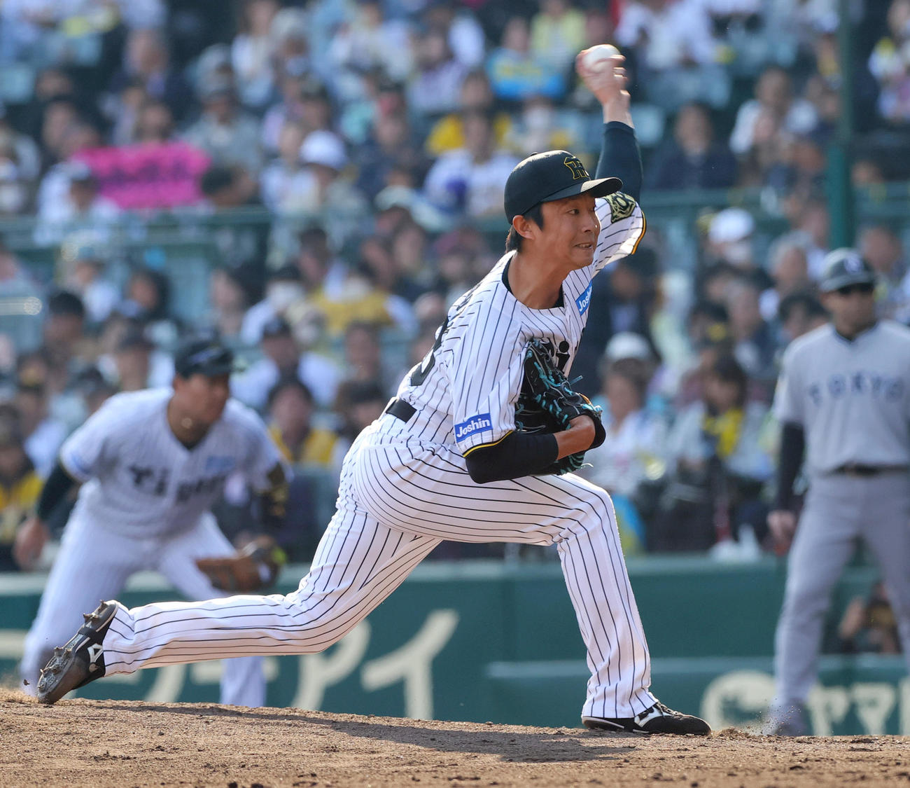 阪神対巨人　6回表巨人2死一塁、島本が登板する（撮影・上山淳一）