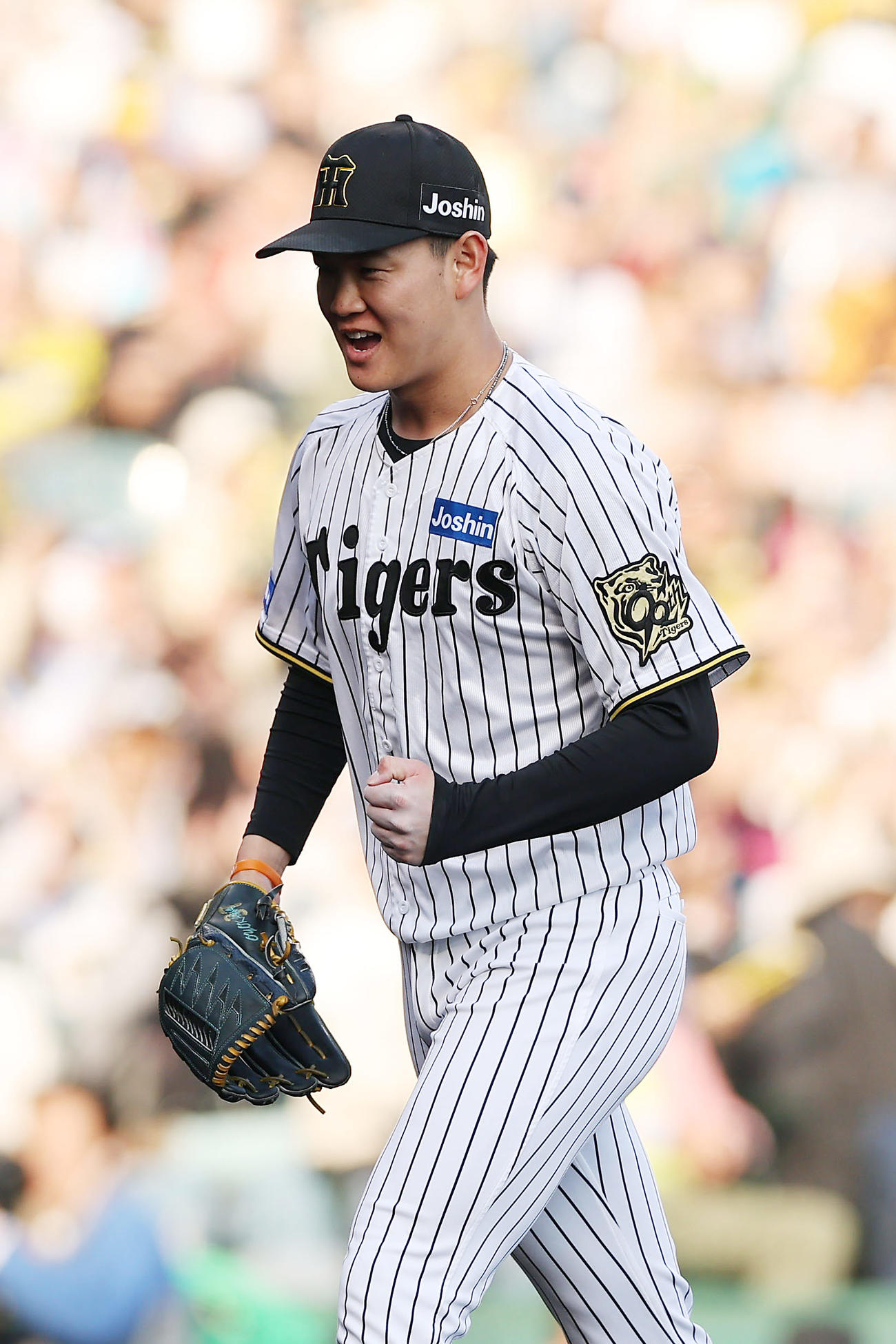 阪神対巨人　8回表巨人2死満塁、代打大城卓を遊ゴロに仕留め、ガッツポーズする及川（撮影・前田充）