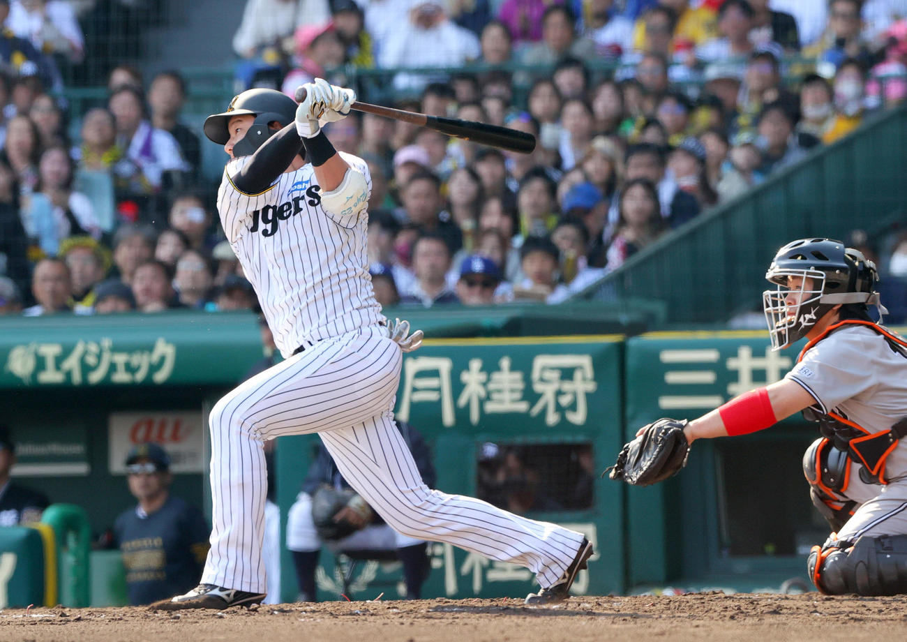 阪神対巨人　5回裏阪神2死二塁、代打渡辺は中前適時打を放つ（撮影・上山淳一）