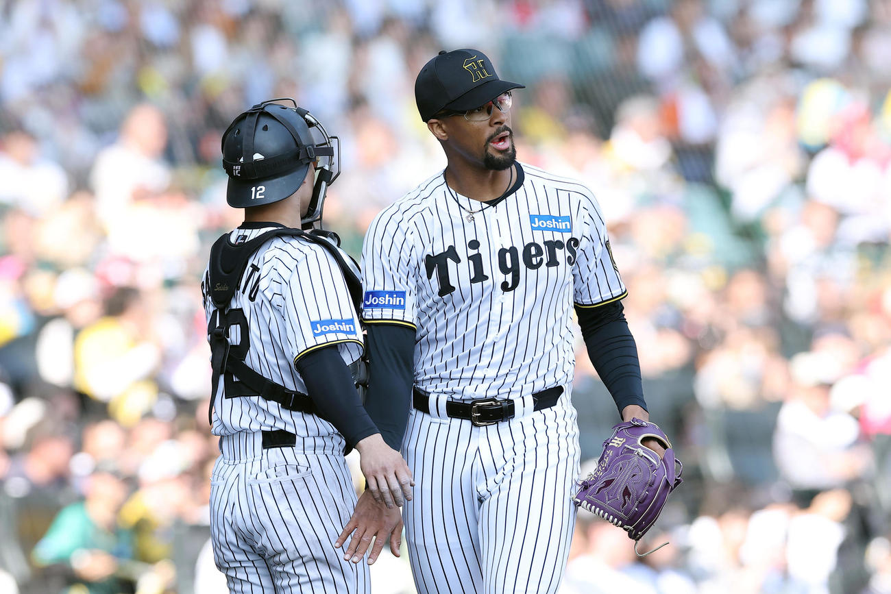 阪神対巨人　5回表巨人2死満塁、吉川を右飛に仕留め、坂本（左）とタッチを交わすデュプランティエ（撮影・前田充）