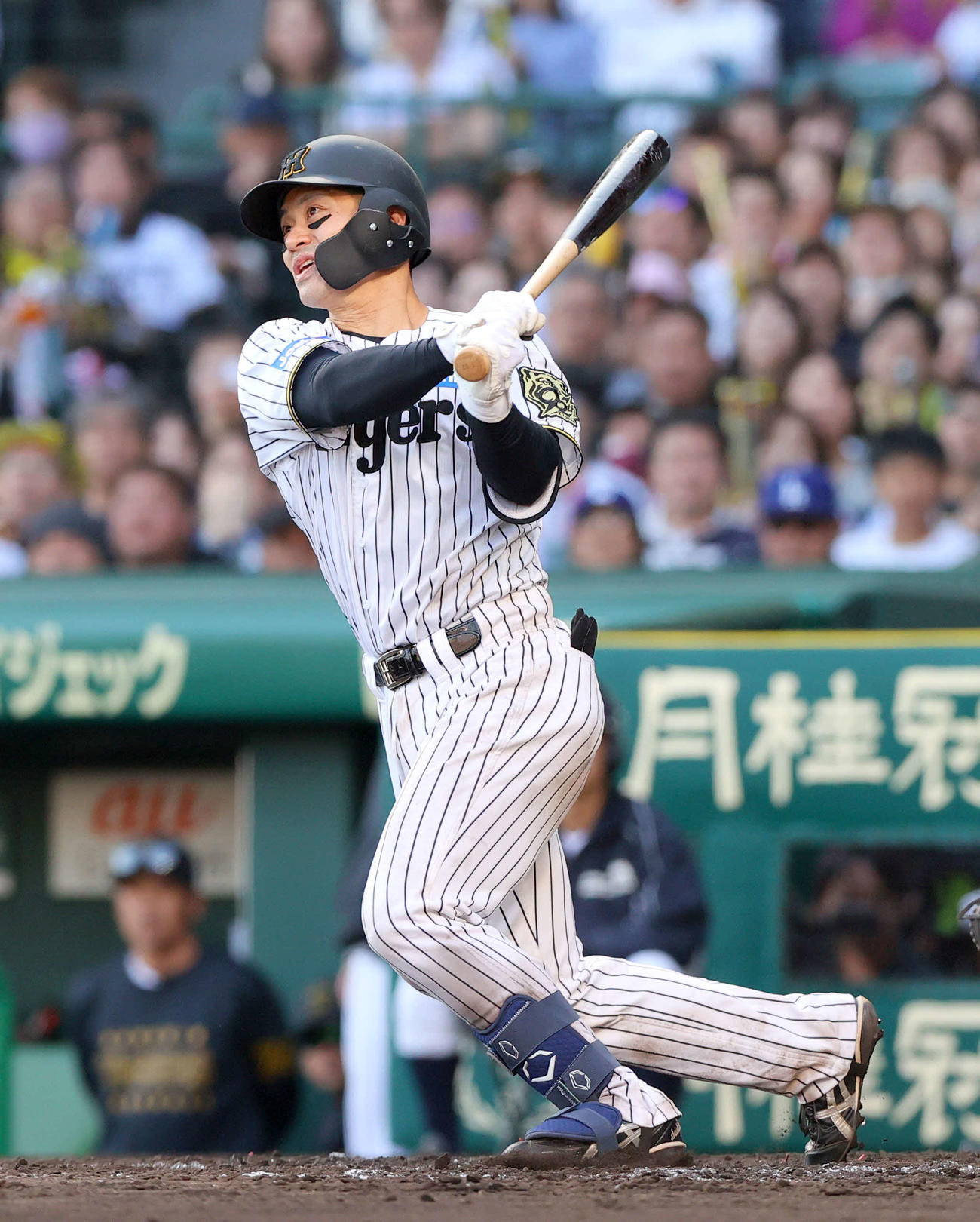 阪神対巨人　8回裏阪神1死満塁、坂本は左越え2点適時二塁打を放つ（撮影・上山淳一）