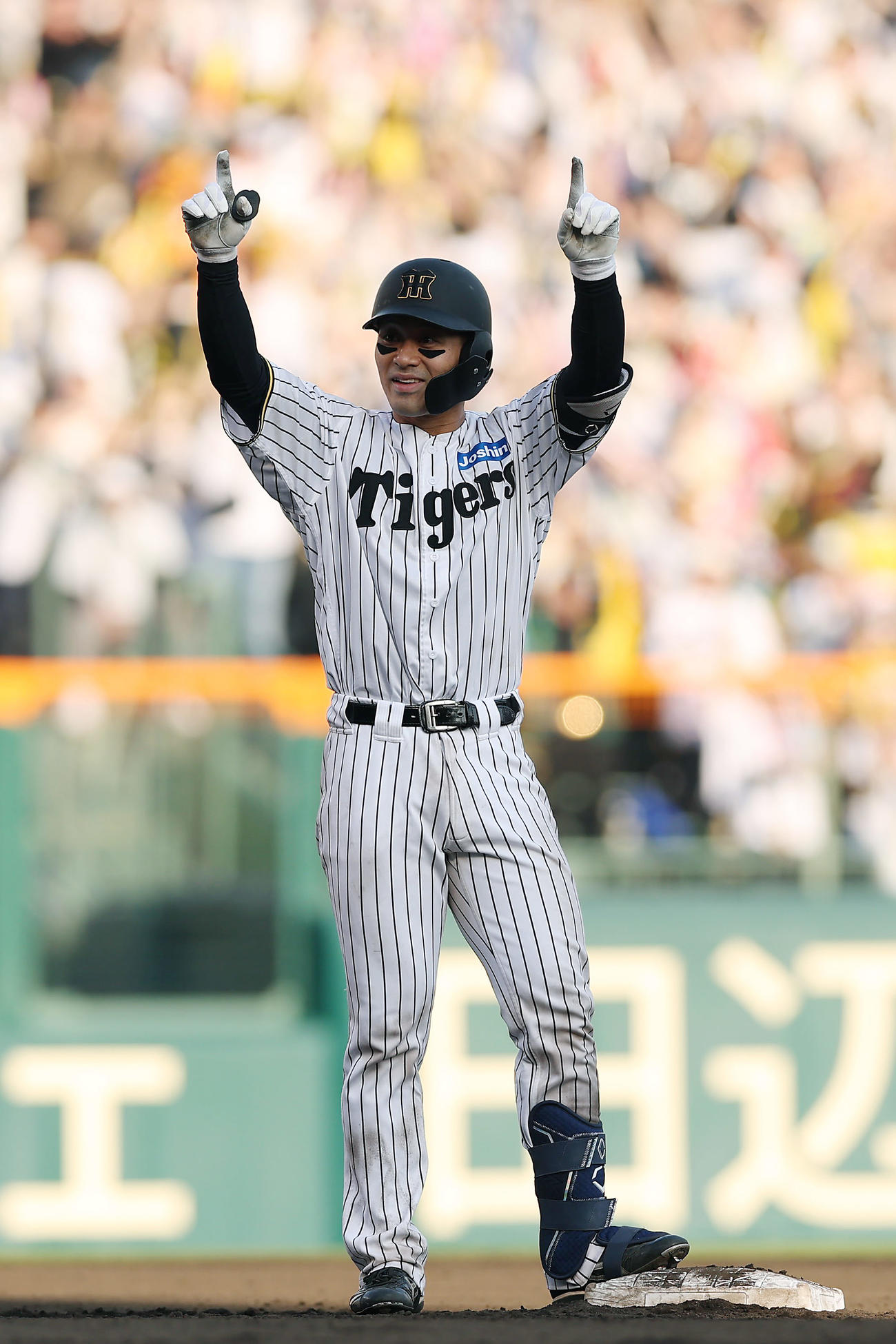 阪神対巨人　8回裏阪神1死満塁、左越え2点適時二塁打を放ち、ベンチに向かってポーズを決める坂本（撮影・前田充）