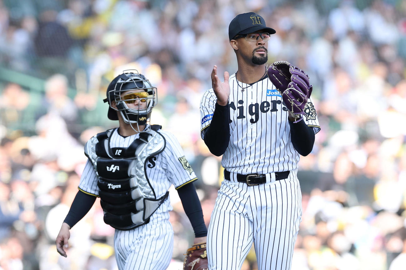 阪神対巨人　5回表巨人2死満塁、吉川を右飛に仕留め、森下らを迎えるデュプランティエ。左は坂本（撮影・前田充）