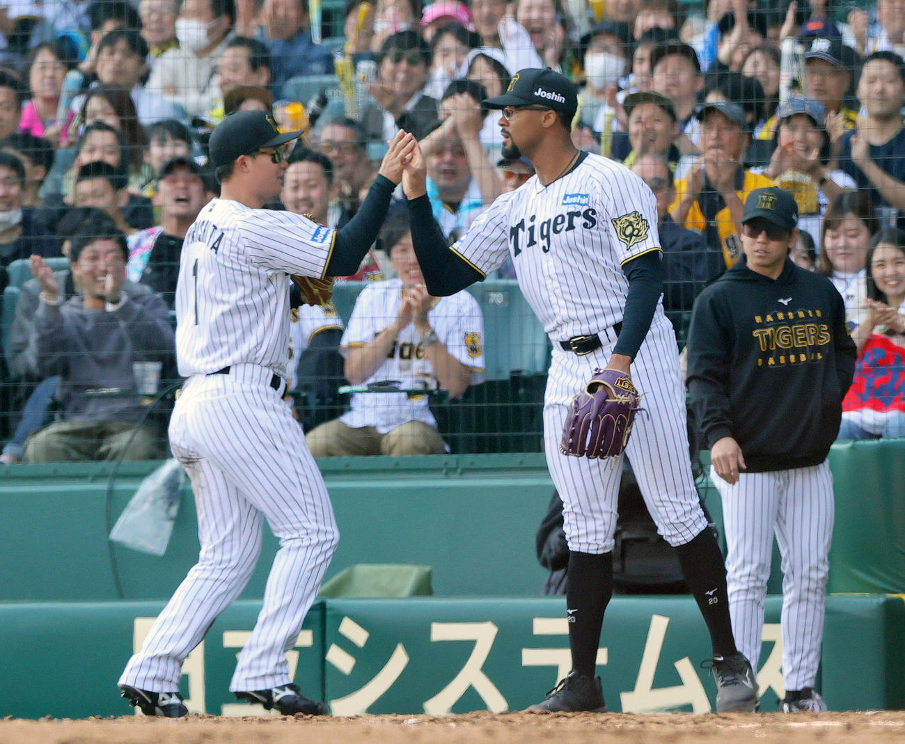 阪神対巨人　5回表巨人2死満塁、デュプランティエ（中央）は吉川の右飛を好捕した右翼手森下（左）をベンチ前で出迎える（撮影・上山淳一）
