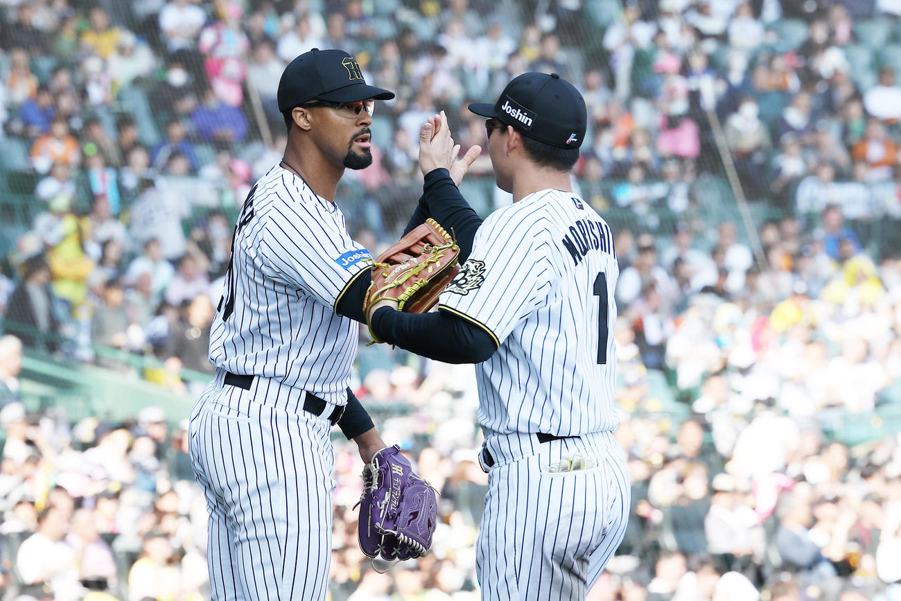 阪神対巨人　5回表巨人2死満塁、吉川を右飛に仕留め、森下（右）とタッチを交わすデュプランティエ（撮影・前田充）
