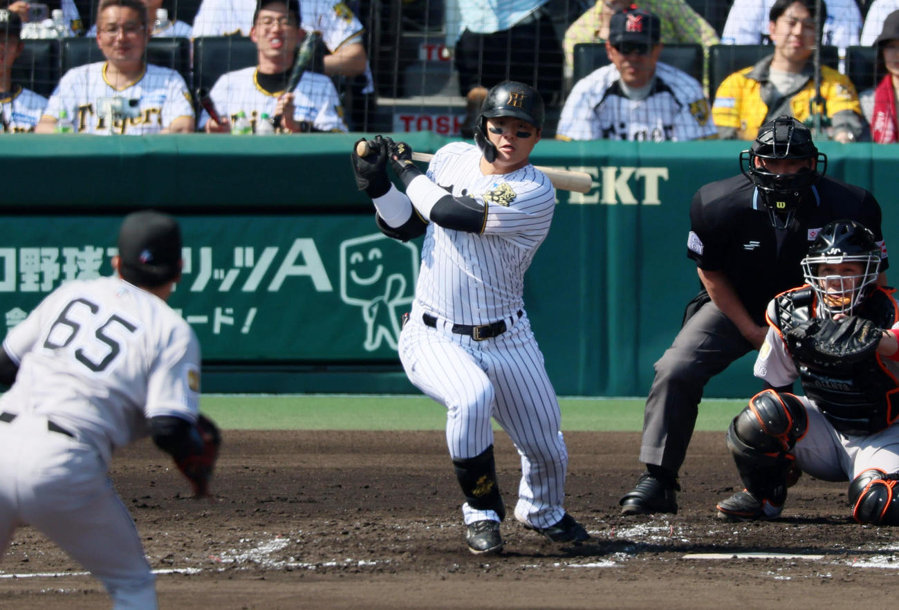 阪神対巨人　2回裏阪神無死、前川は中前打を放つ。投手石川（撮影・加藤哉）