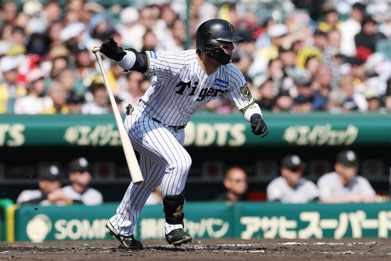 阪神対巨人　2回裏阪神無死、中前打を放つ前川（撮影・前田充）