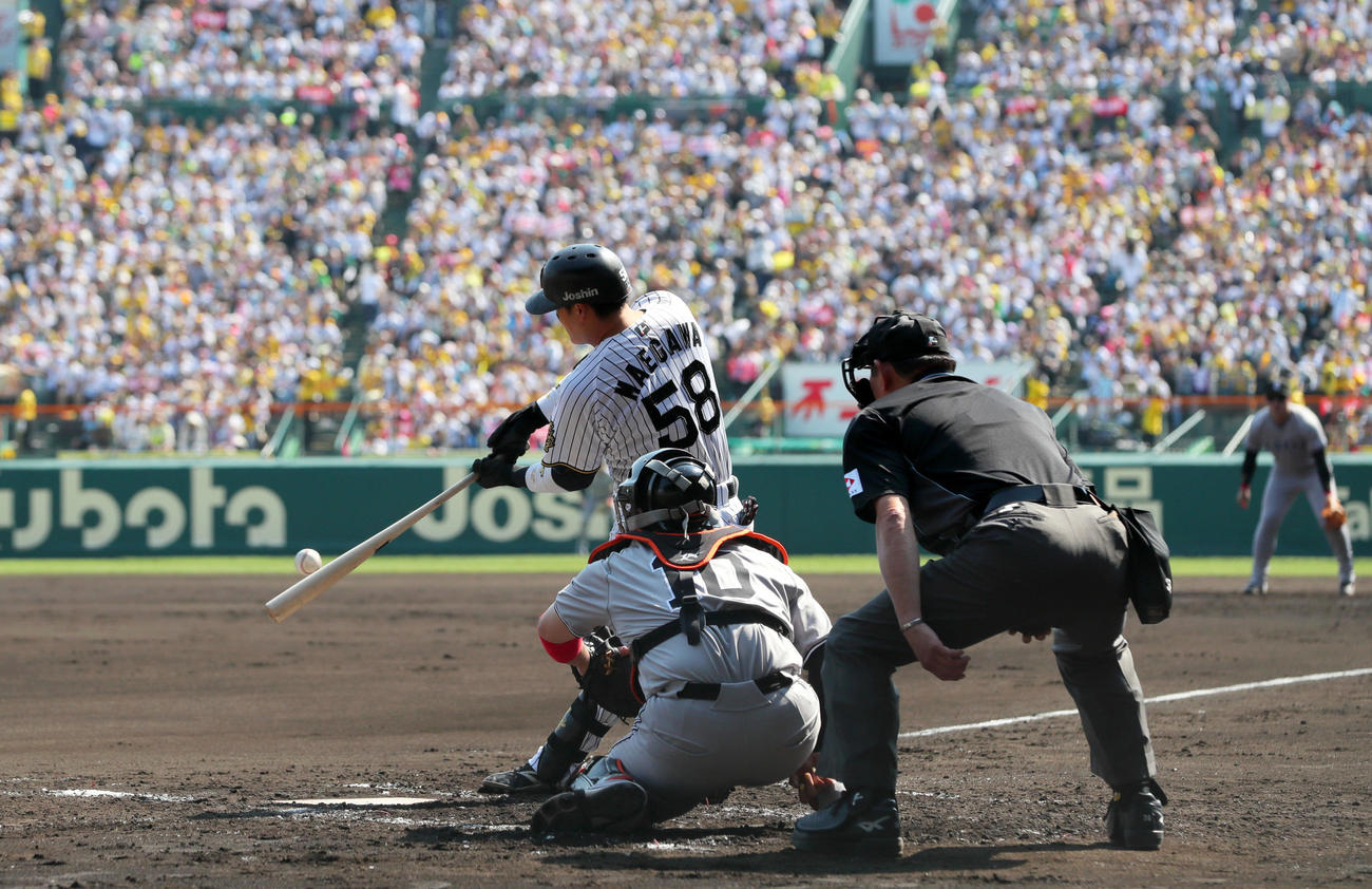 阪神対巨人　2回裏阪神無死、前川は中前打を放つ（撮影・上山淳一）