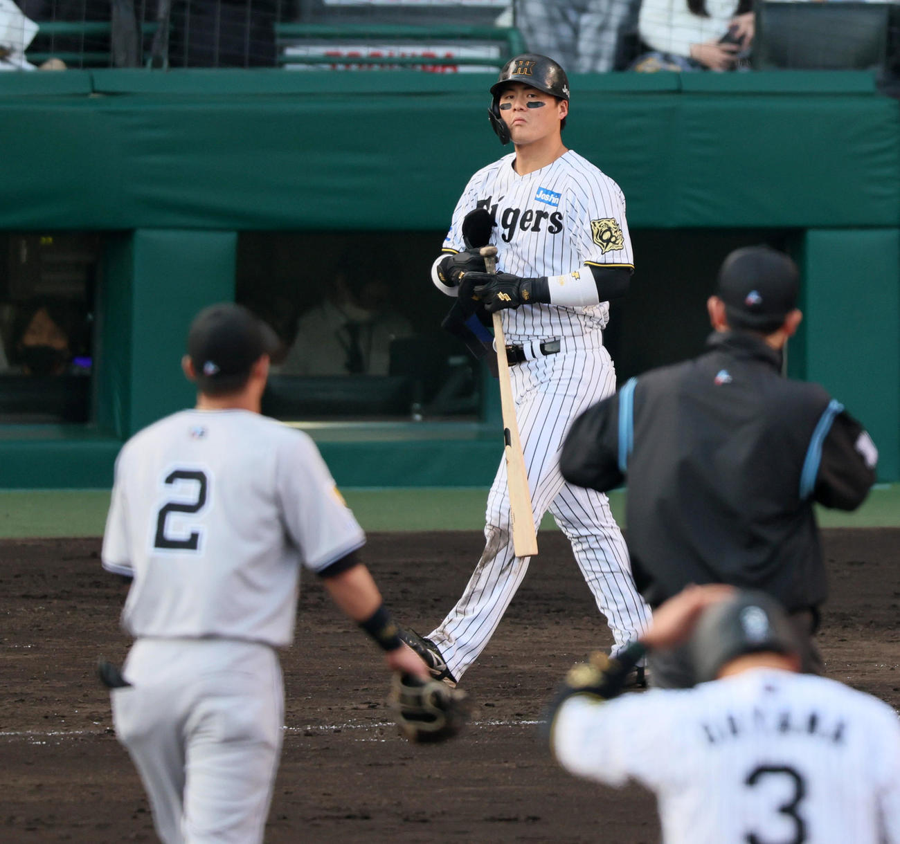 阪神対巨人　8回裏阪神1死二、三塁、前川は申告敬遠で出塁（撮影・加藤哉）
