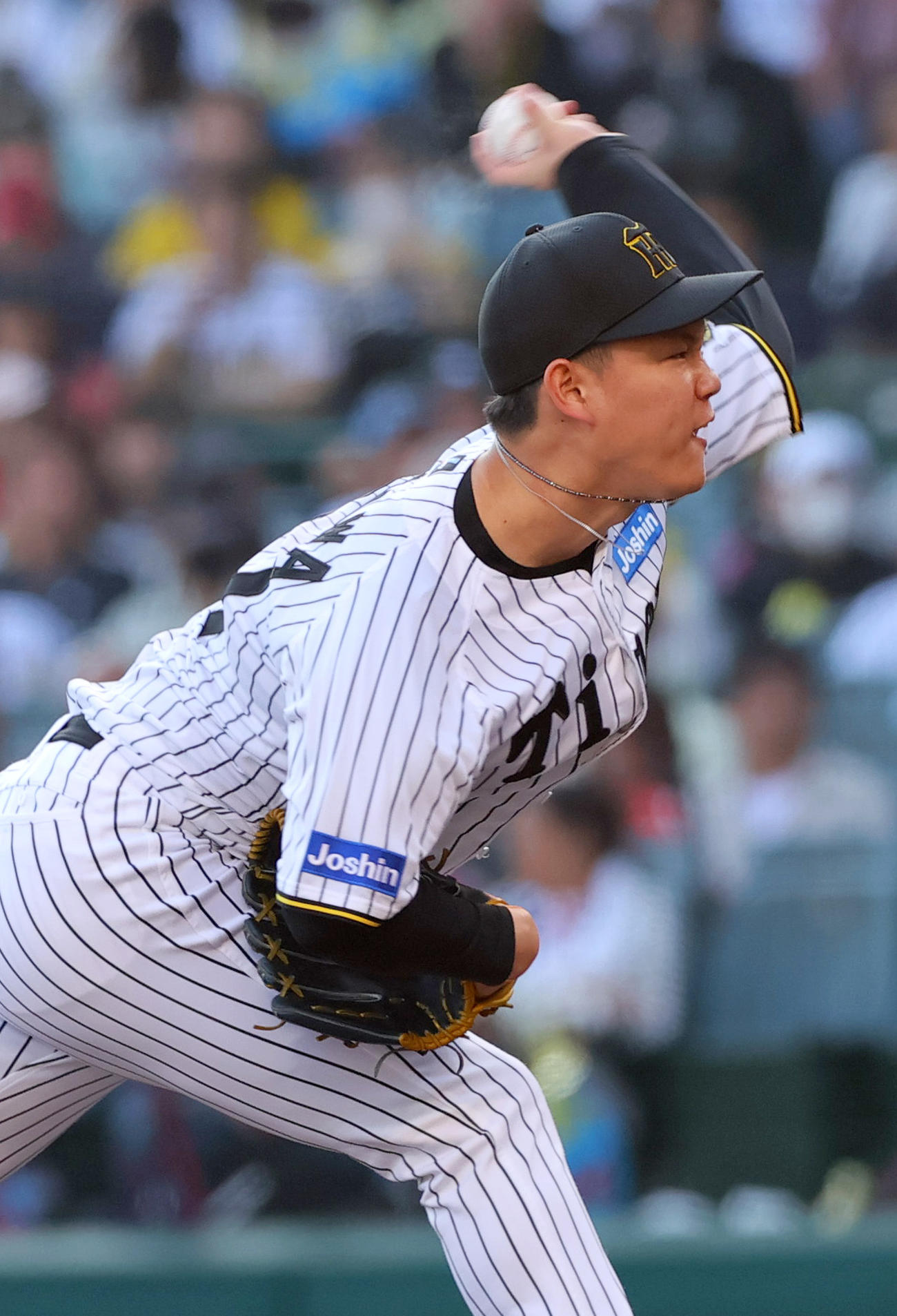 阪神対巨人　8回表、4番手で登板の阪神及川（撮影・上山淳一）