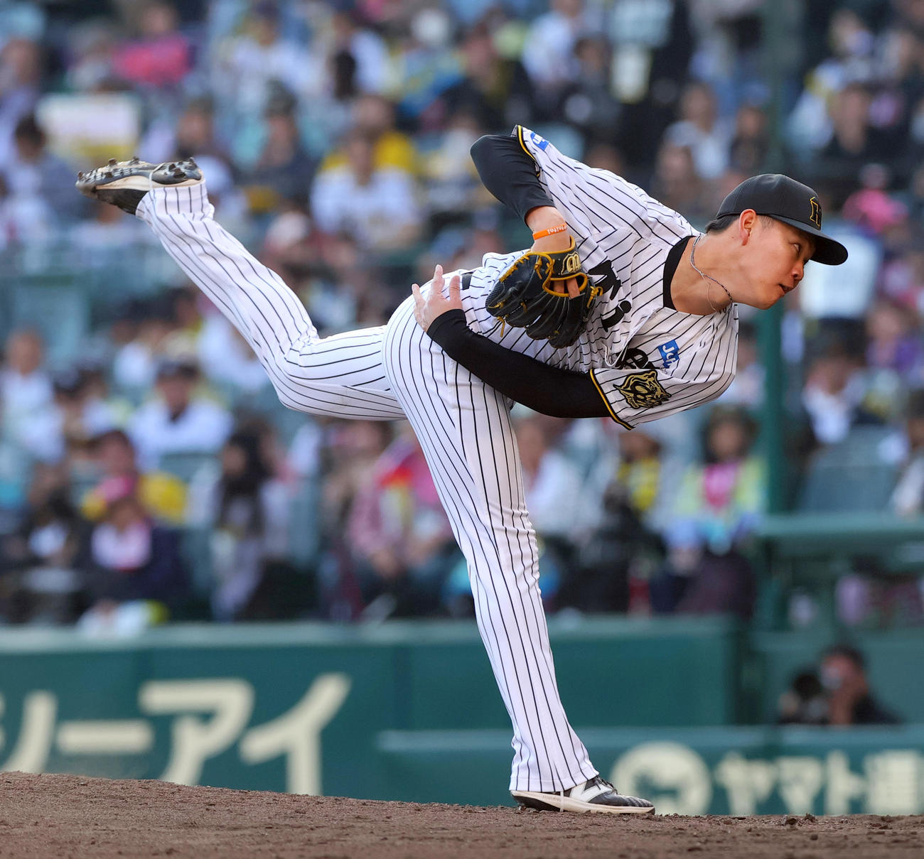 阪神対巨人　8回表、4番手で登板の阪神及川（撮影・上山淳一）