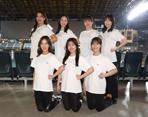 2024年12月、ファイターズガール2025年新メンバーに決定した前列左から高橋萌絵子、中桐衣麻、山本蘭加、後列左から宮崎莉緒、上野菜奈子、松井みなみ、尾崎真理子