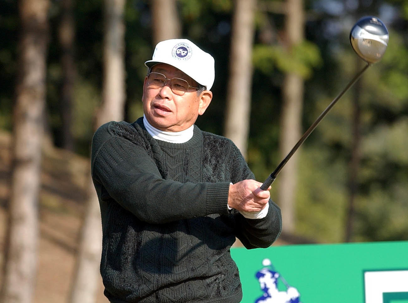 ティーショットを放つ吉田義男氏（2003年撮影）