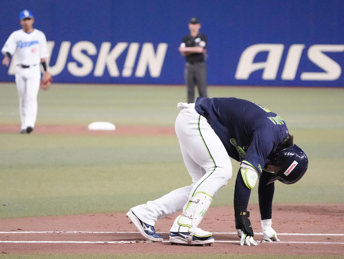 遊ゴロで一塁へ向かう途中足を痛めうずくまる長岡（2025年4月26日撮影）