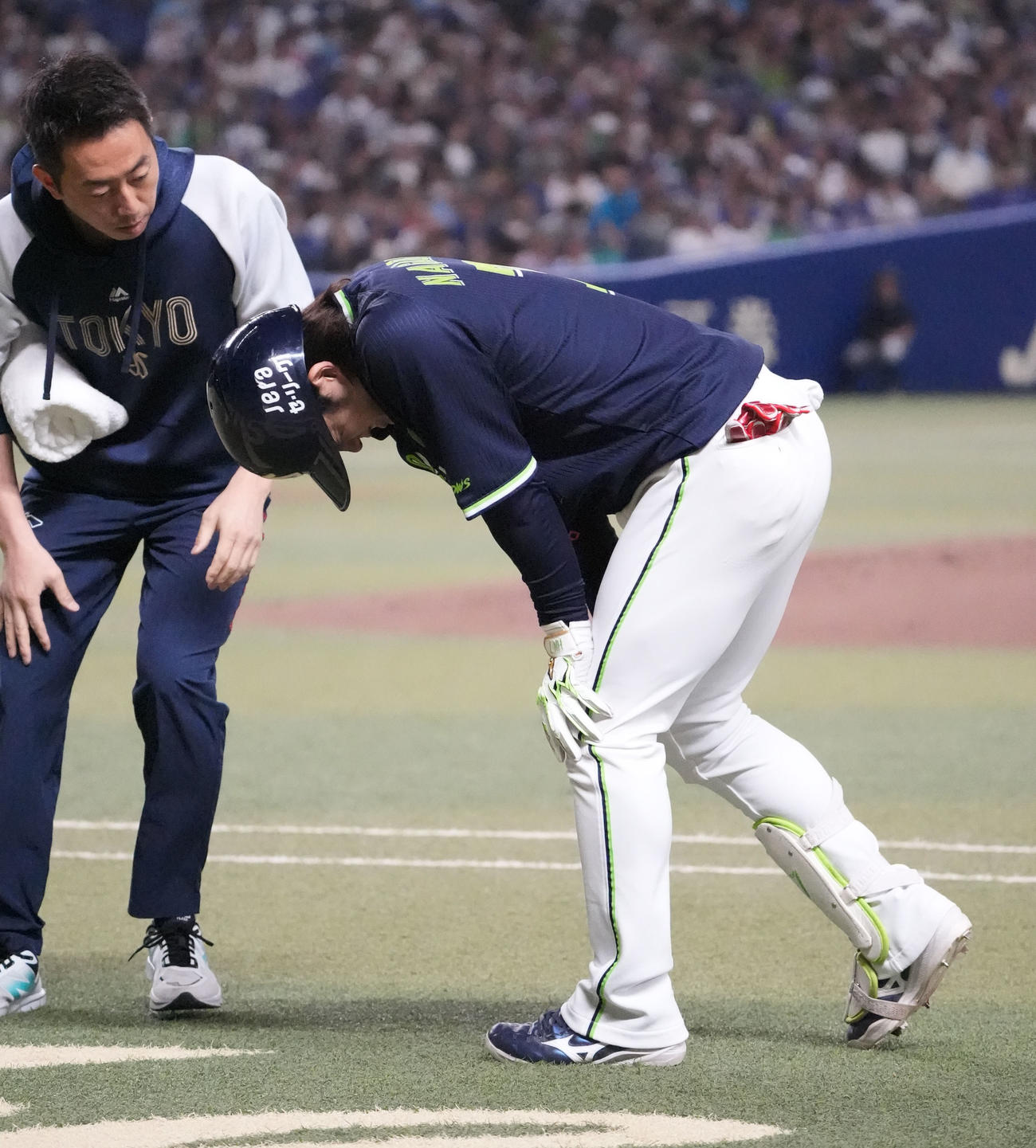 長岡（右）は遊ゴロの際に足を痛めうずくまる（2025年4月26日撮影）