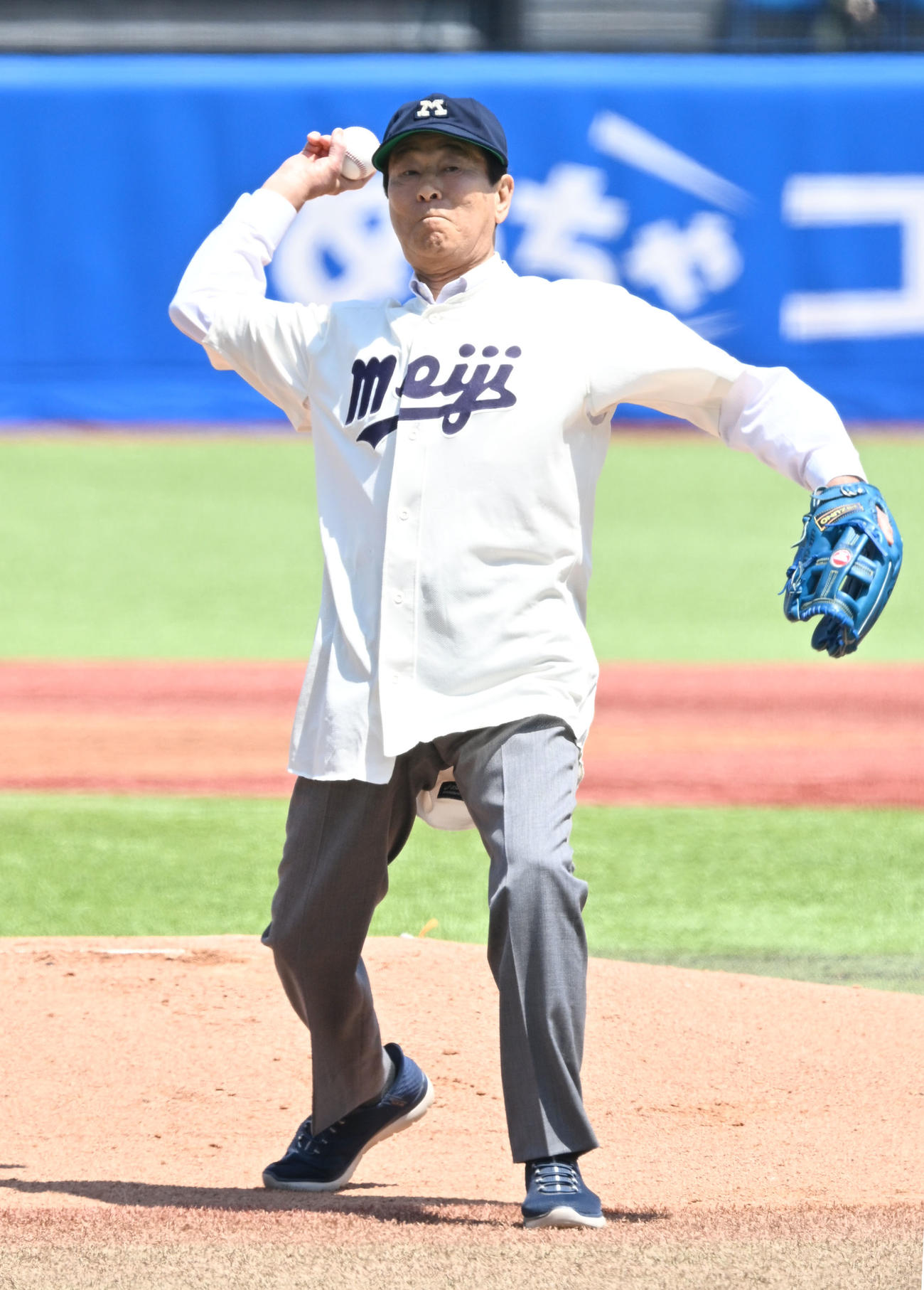 東京六大学野球　明大対慶大　始球式を行った明大OBの高田繁さん（撮影・千葉一成）