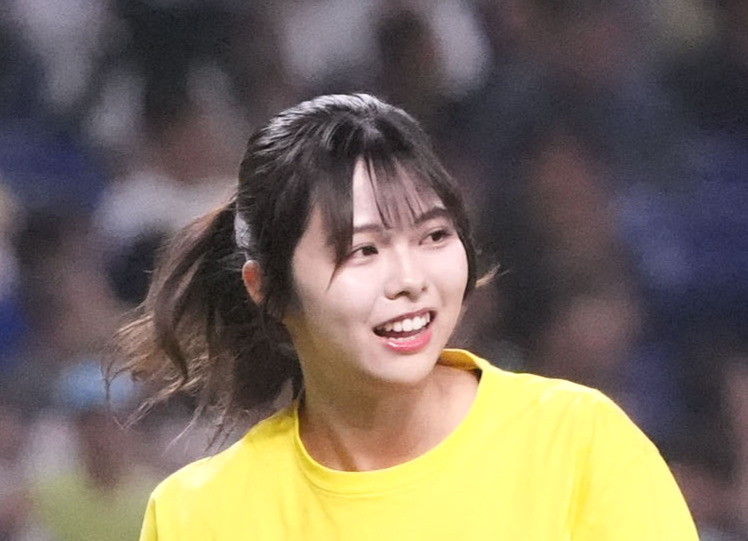 中日対ヤクルト　試合前、始球式を行うSKE48の荒野姫楓（撮影・森本幸一）