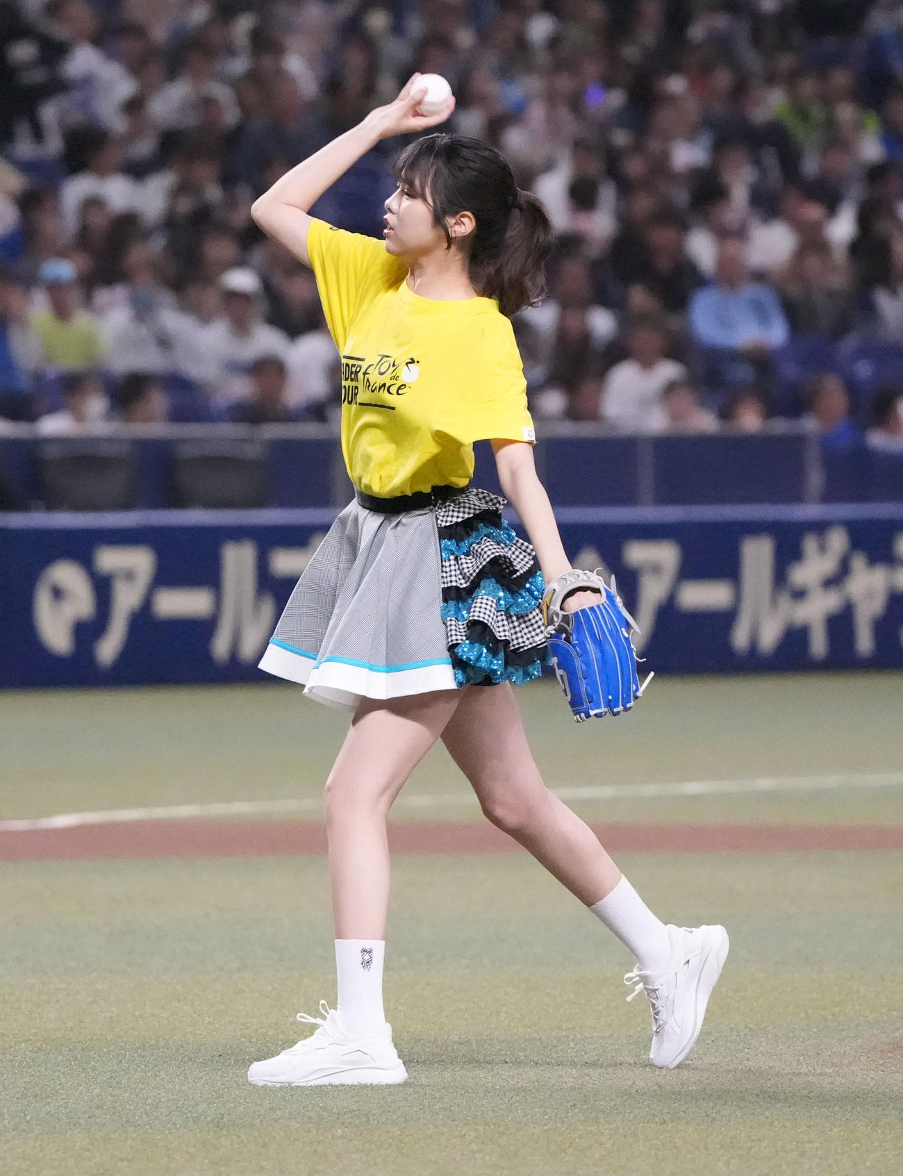 中日対ヤクルト　試合前、始球式を行うSKE48の荒野姫楓（撮影・森本幸一）