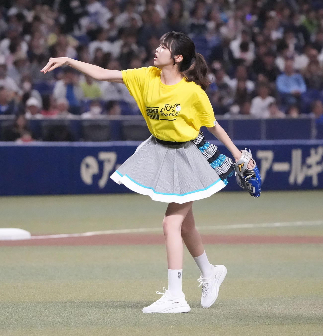 中日対ヤクルト　試合前、始球式を行うSKE48の荒野姫楓（撮影・森本幸一）