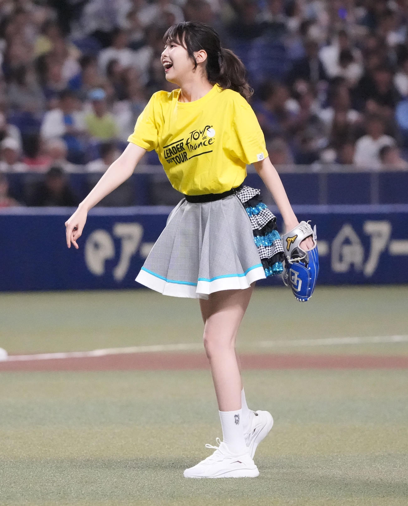 中日対ヤクルト　試合前、始球式を行うSKE48の荒野姫楓（撮影・森本幸一）