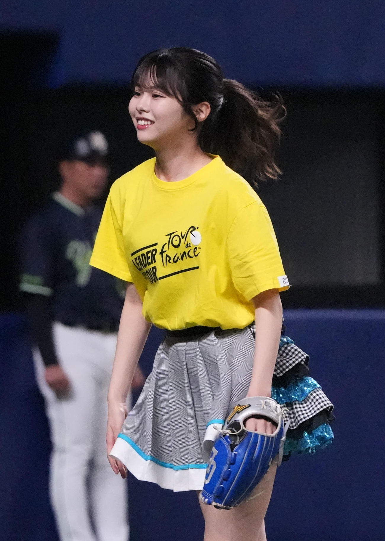 中日対ヤクルト　試合前、始球式を行うSKE48の荒野姫楓（撮影・森本幸一）