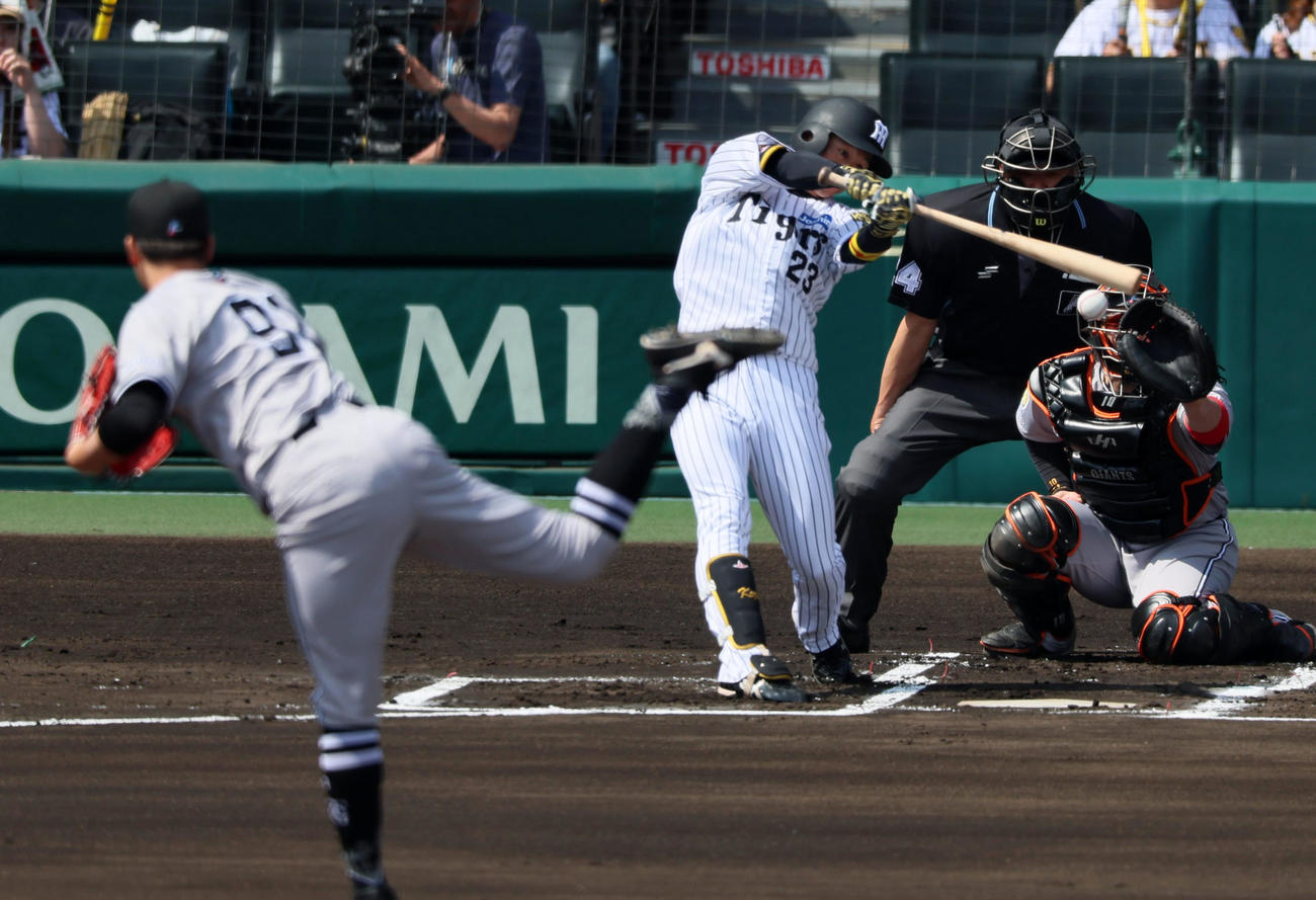 阪神対巨人　1回裏阪神無死、近本は中前打を放つ。投手堀田（撮影・加藤哉）