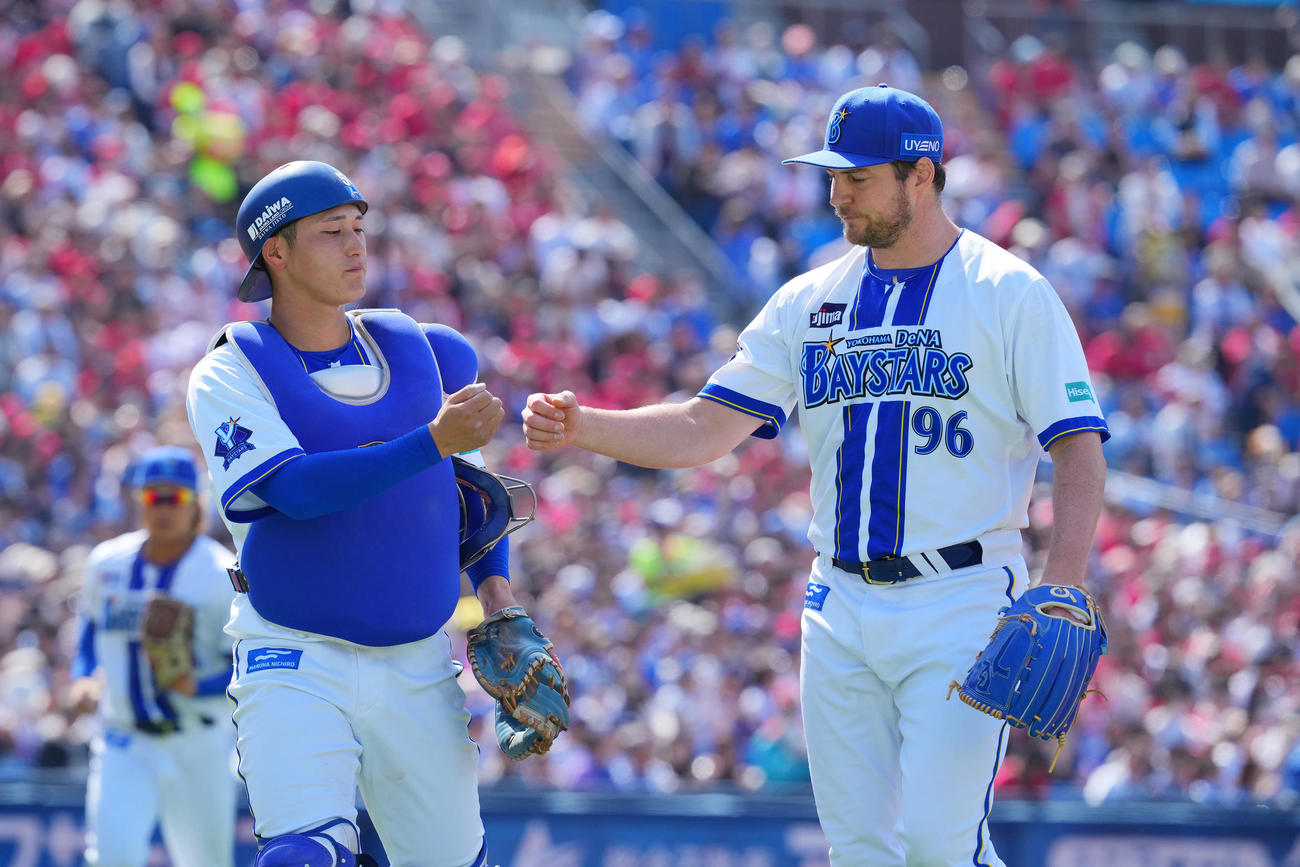 DeNA対広島　1回表の登板を終えグータッチを交わすDeNA先発のバウアー（右）と松尾（撮影・垰建太）