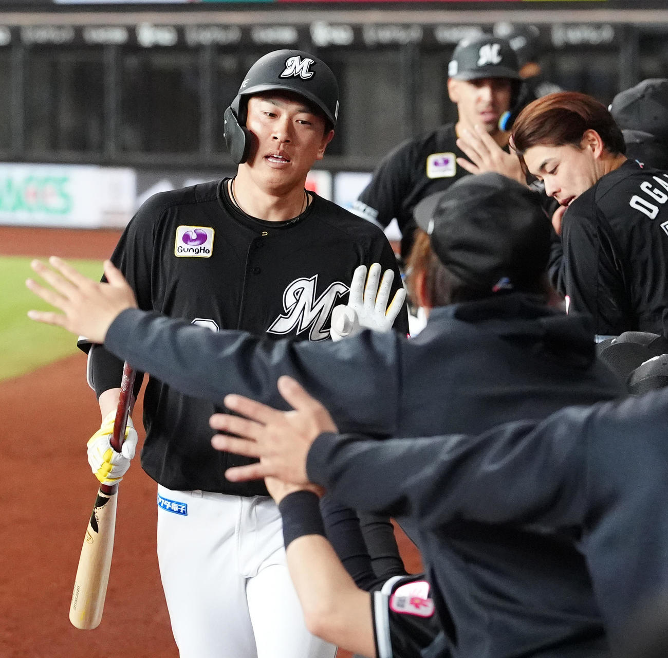 日本ハム対ロッテ　4回表ロッテ無死二塁、2点本塁打を放ちタッチを交わす角中（撮影・江口和貴）