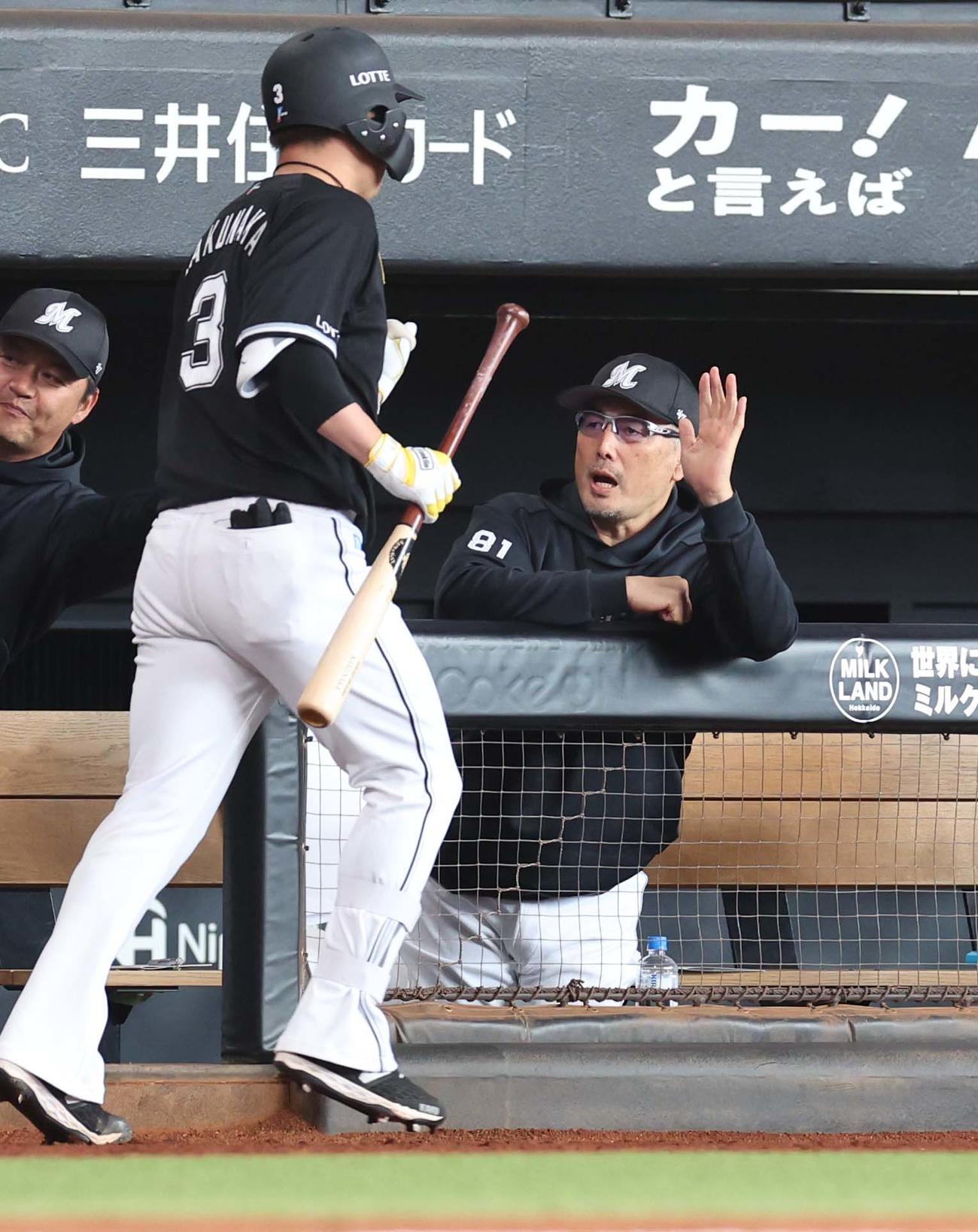 日本ハム対ロッテ　4回表、2点本塁打を放った角中を出迎える吉井監督（撮影・黒川智章）