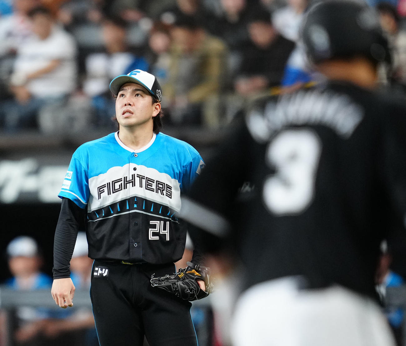 日本ハム対ロッテ　4回表ロッテ無死二塁、角中（手前）に2点本塁打を浴びる金村（撮影・江口和貴）