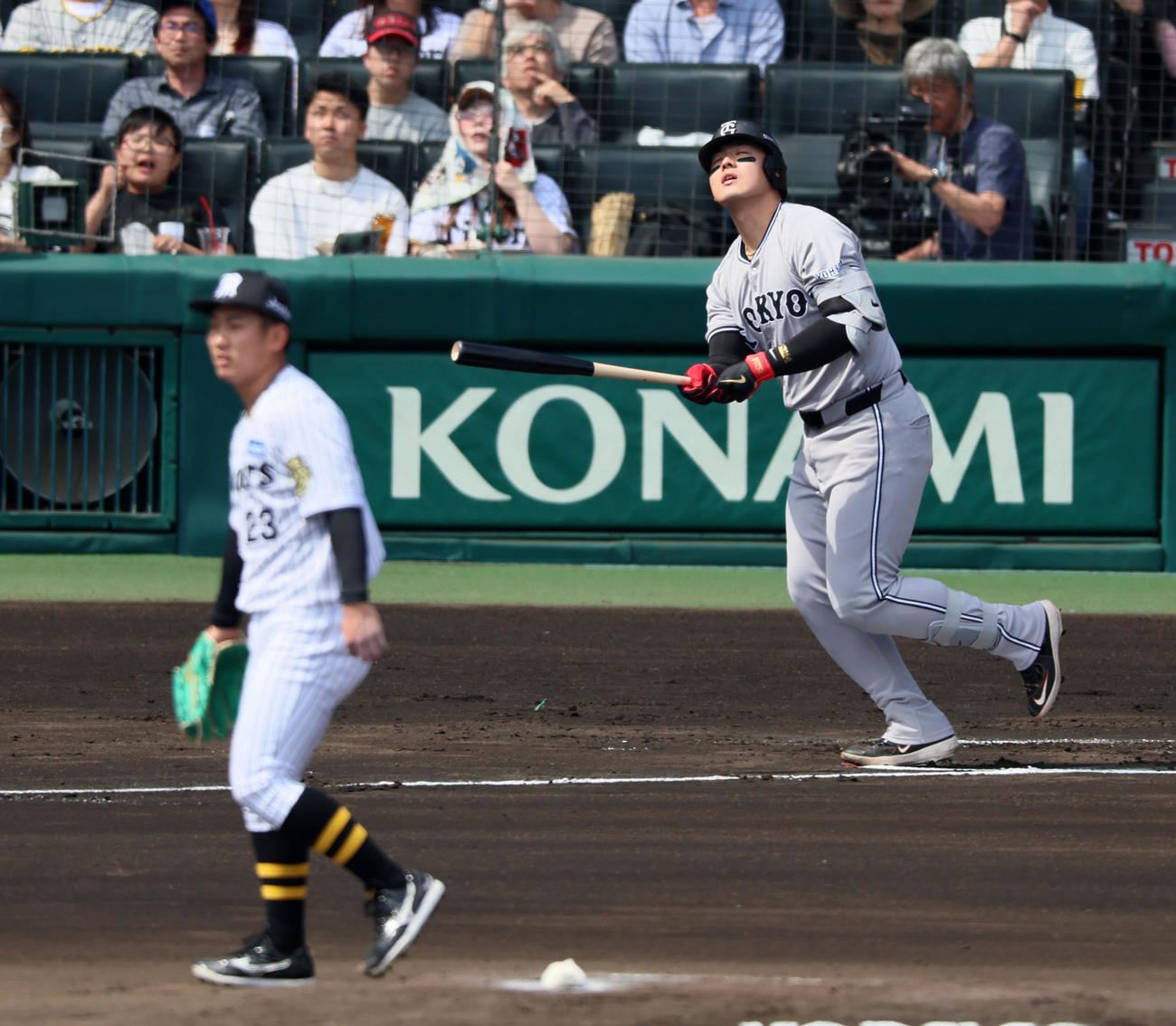 阪神対巨人　1回表巨人2死一塁、岡本は右飛を打ち上げる。投手伊原（撮影・加藤哉）