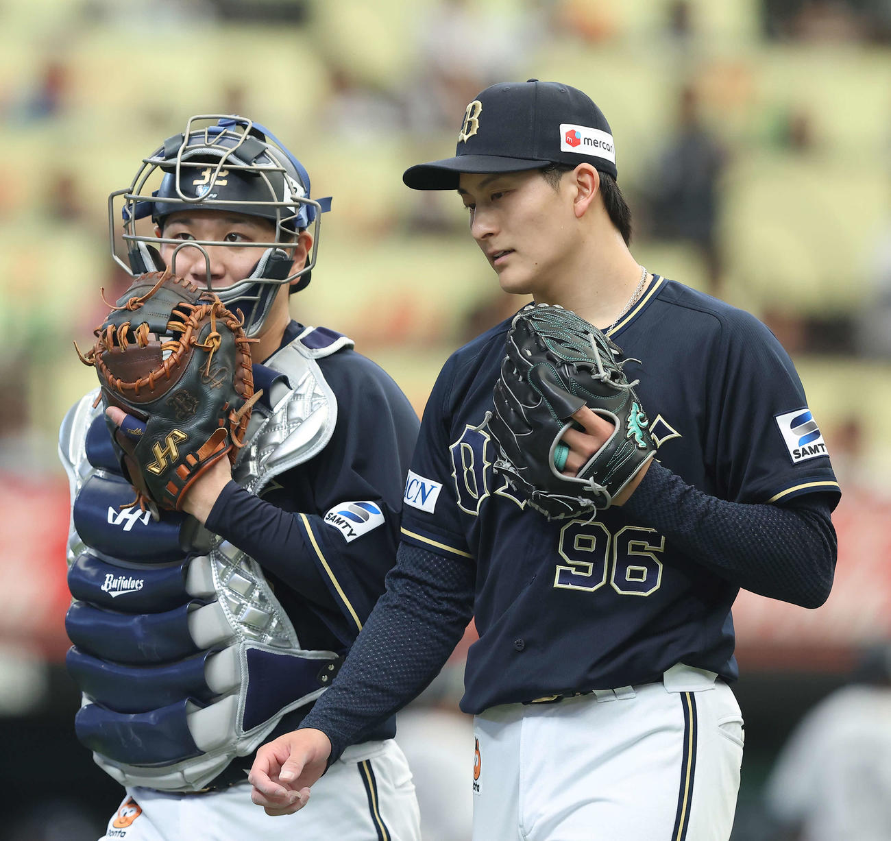 西武対オリックス　1回裏を終え言葉和交わす福永（左）と高島（撮影・河田真司）