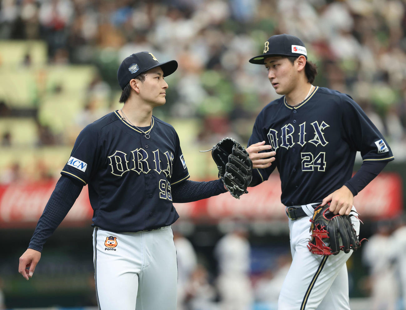 西武対オリックス　2回裏を抑え、ナインを迎える高島（撮影・河田真司）