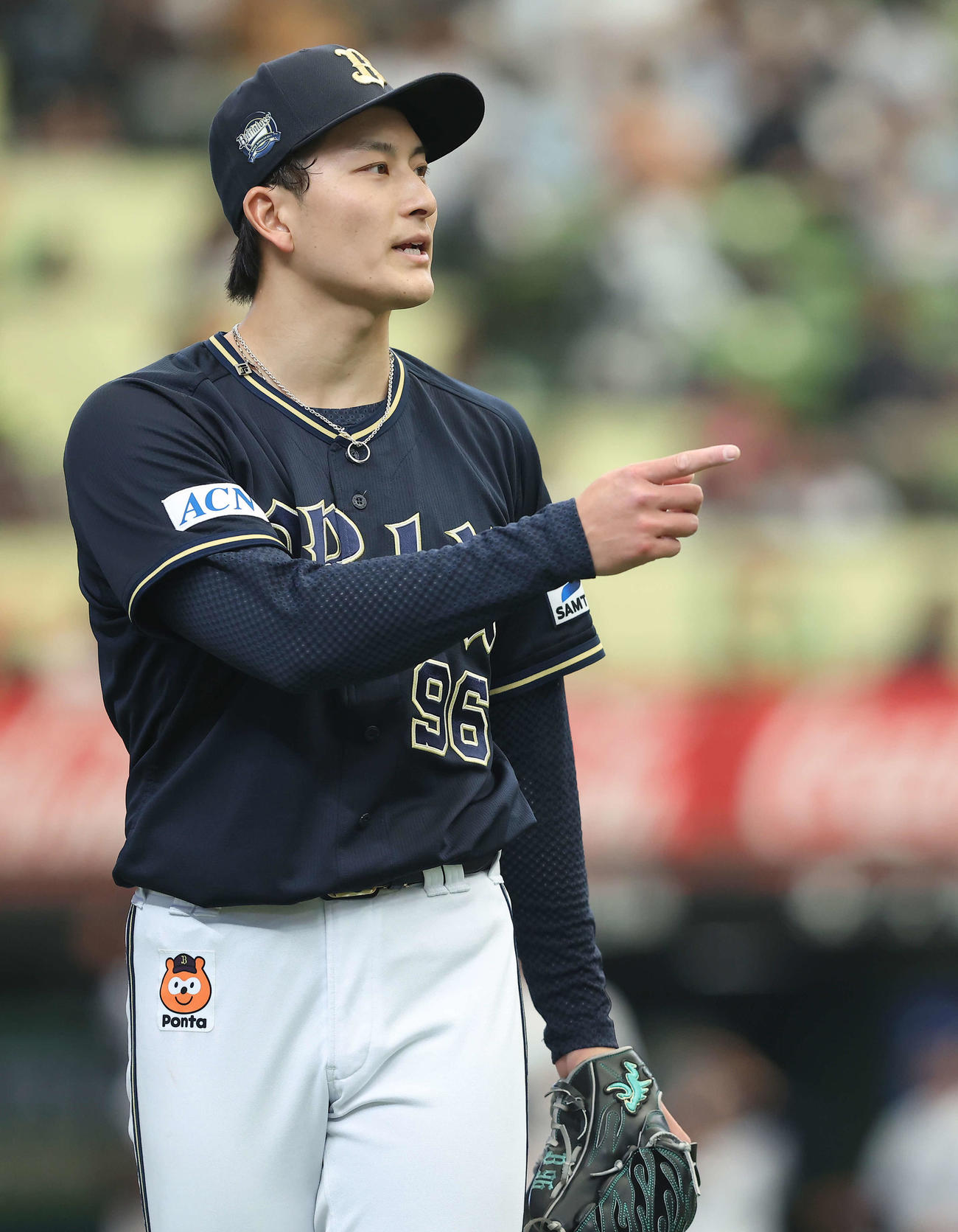 西武対オリックス　2回裏を抑え、ナインを迎える高島（撮影・河田真司）
